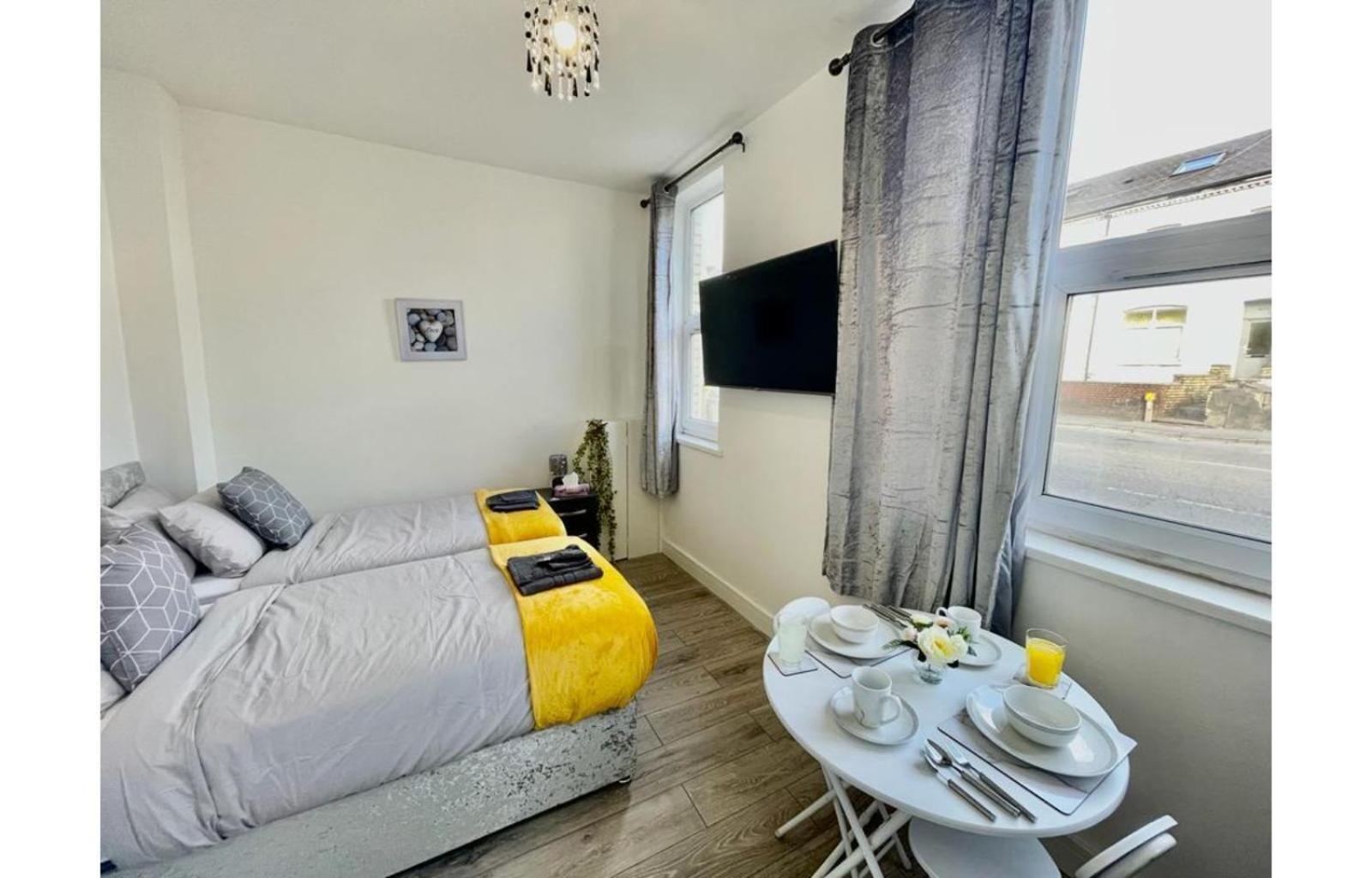 Cardiff City Centre Apartment- Penarth Road Room photo